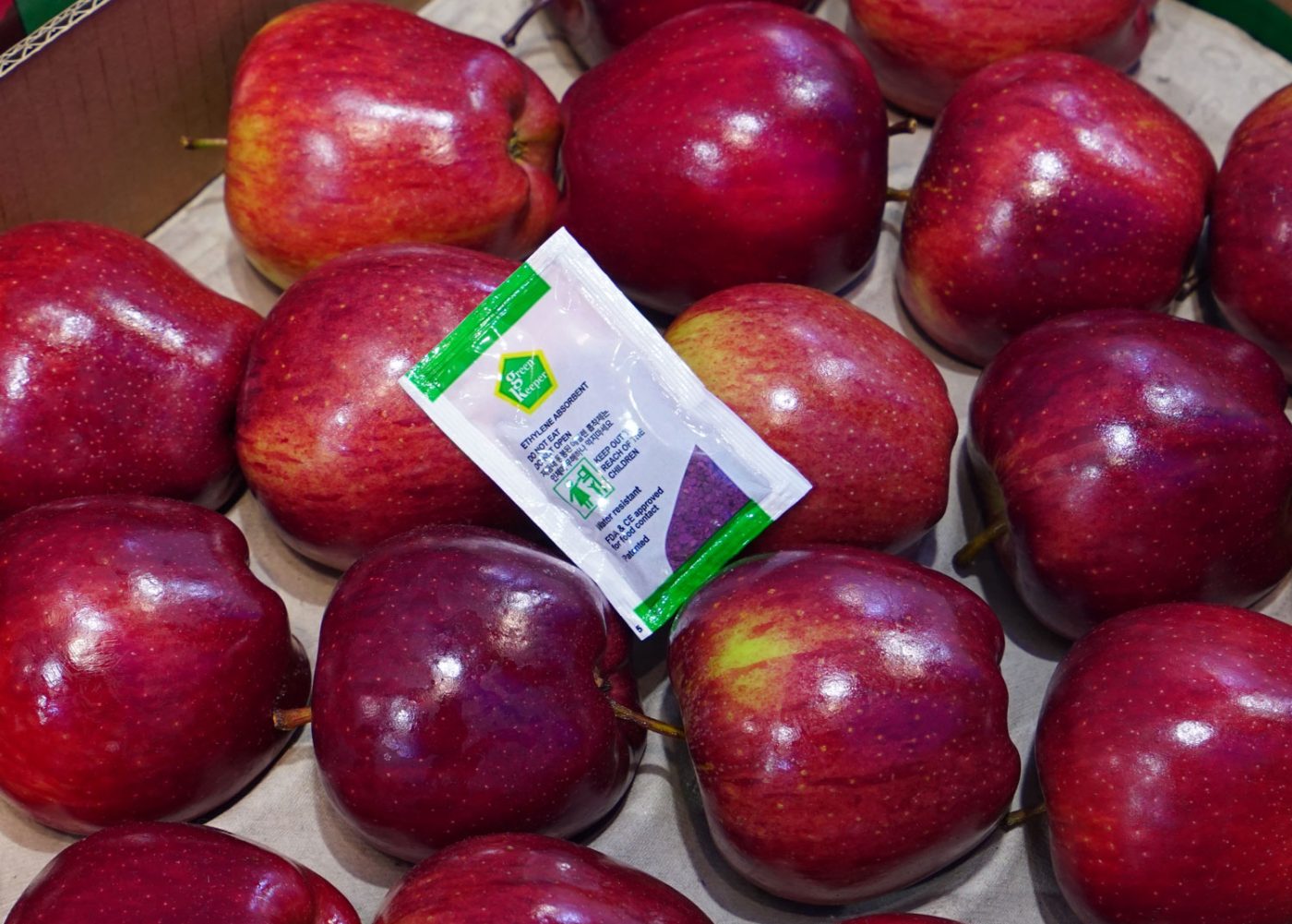 Fresh apples with GK4-P sachet